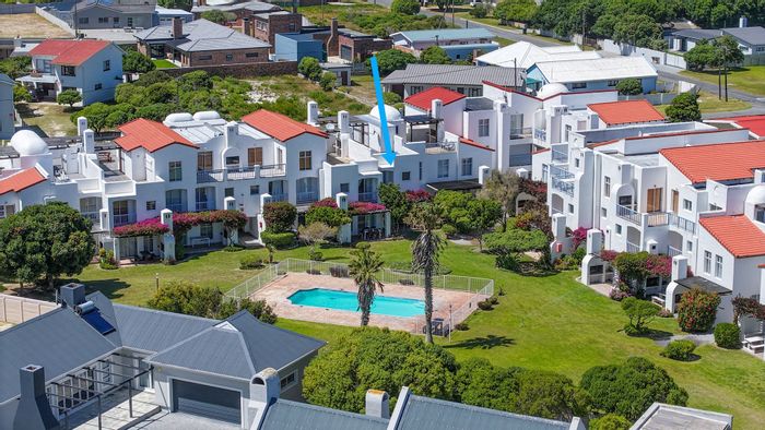 For Sale: 3-bedroom apartment in Struisbaai Central, pool, garage, beach access.