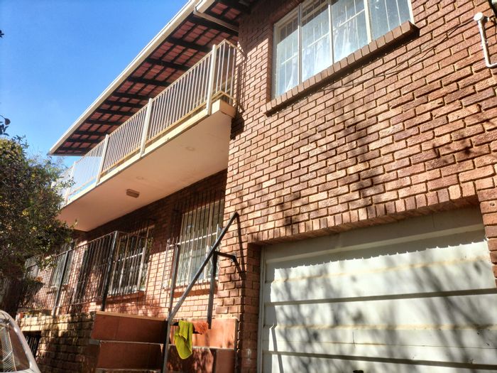 Florauna House For Sale: 5 bedrooms, 3 kitchens, mountain views, spacious land.