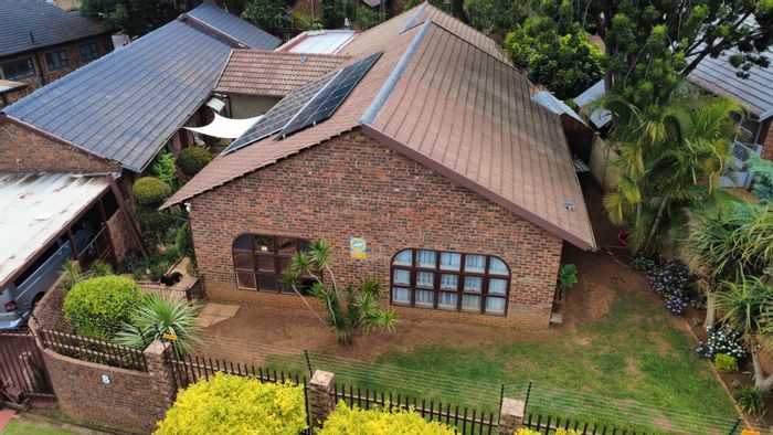 For Sale: Versatile Theresapark house with pool, flat, and ample parking.