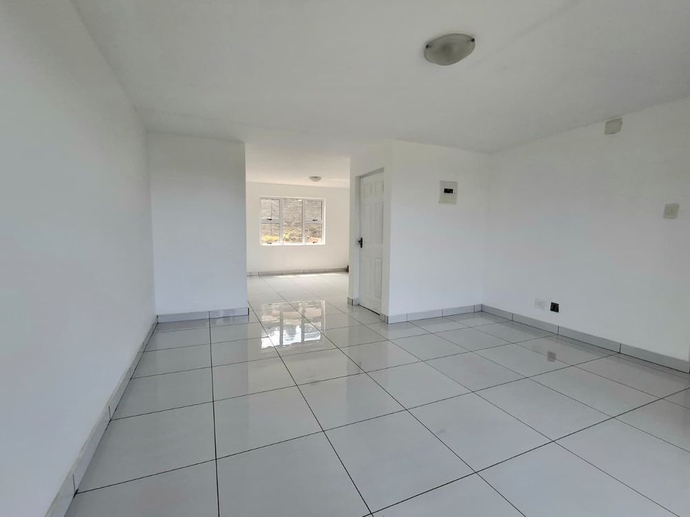 Open plan lower-level entertainment/dining area