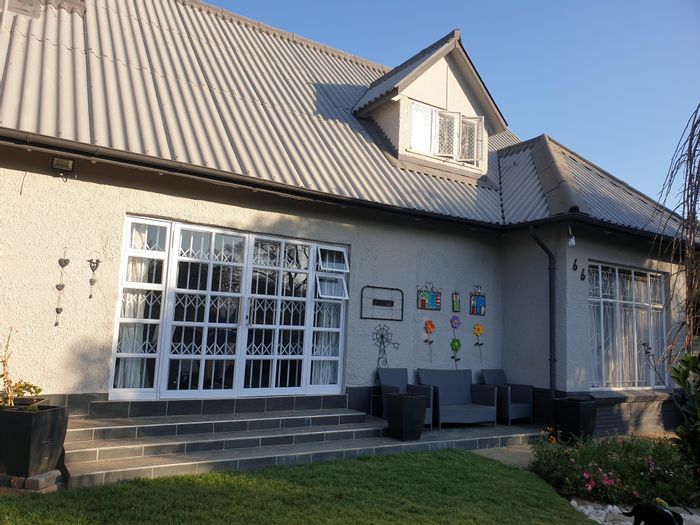 Vrede Central House For Sale: Off-grid living, flats for rental income, ample amenities.
