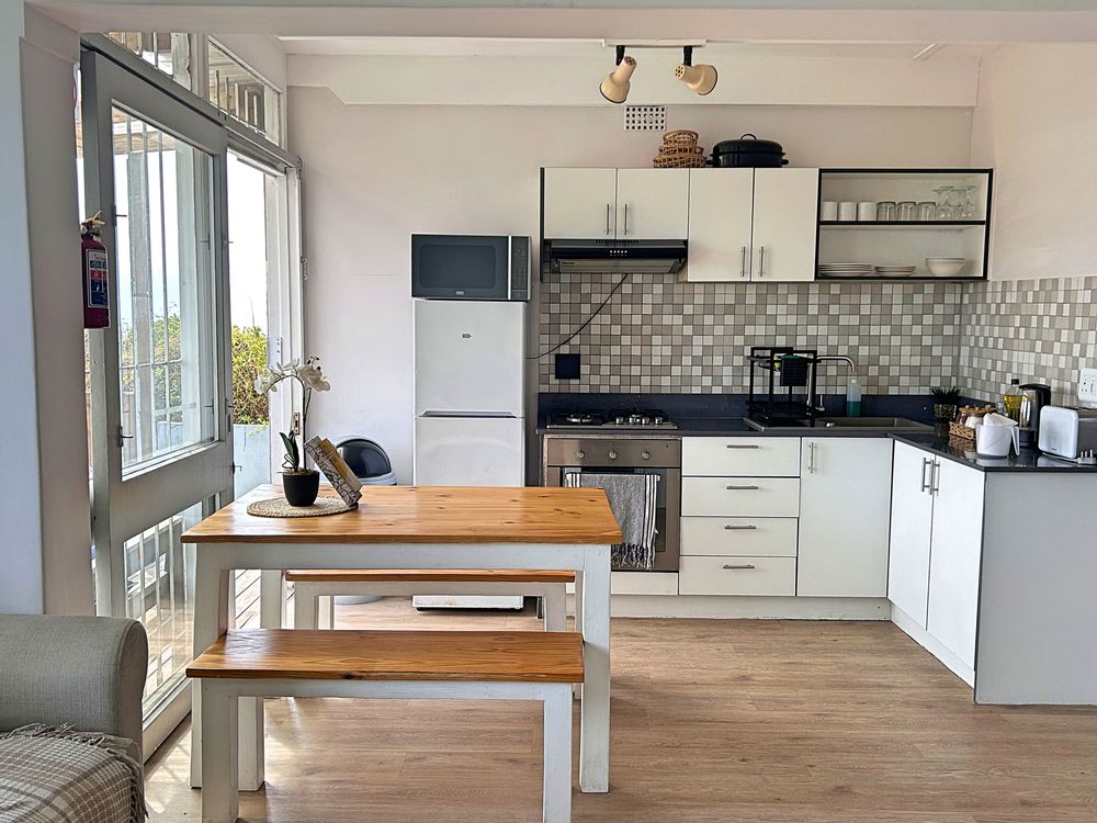 Unit B - Kitchen area leading out to entertainment patio