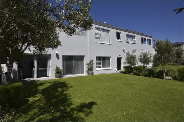 For Sale: Spacious 7-bedroom house in Stilbaai Wes, ideal for guests or family.
