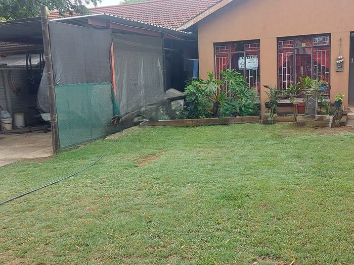 Oos Einde House For Sale: 3 homes, flatlet, solar panels, and gardens.