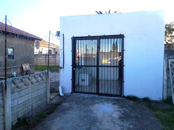 De Mist Flat To Rent: 1 Bedroom, pet-friendly, parking, yard, water included.