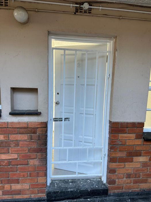 2 Bedroom Flat To Rent in Bluff, near harbour, schools, and transport.