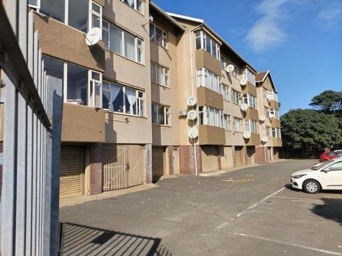 2.5 Bedroom Flat To Rent in Bluff with Harbour Views and Secure Garage Access.