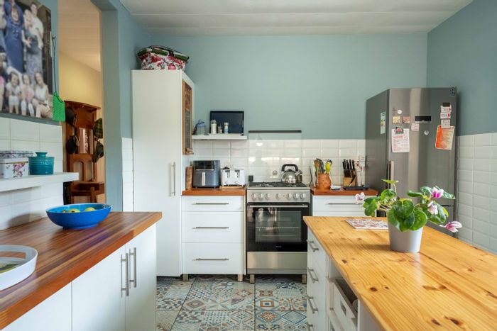 3-Bedroom Flat for Sale in Scottburgh Central with Pool and Garage Access.