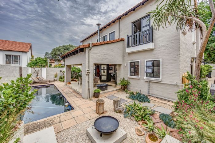 Broadacres House For Sale: 3 beds, pool, clubhouse, tennis court, 24-hour security.