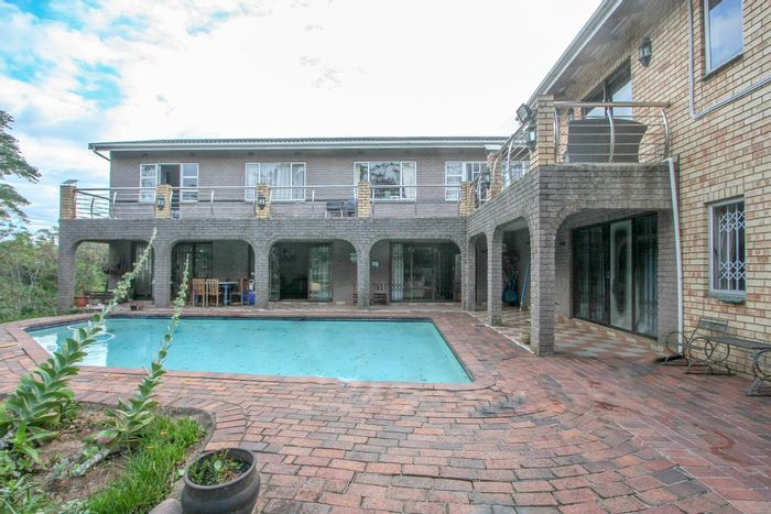 Amanzimtoti House For Sale: 7 bedrooms, pool, flatlet, secure parking, close to amenities.