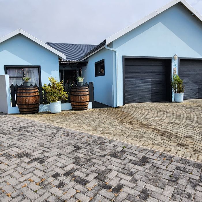 For Sale: House in Stilbaai Wes with 3 bedrooms, garden, and double garage.