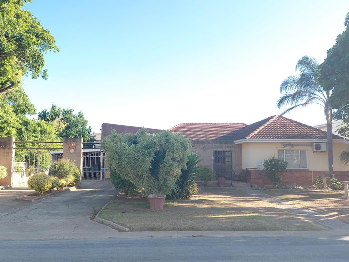 Spacious Despatch Central house for sale, ideal for families or elderly care.