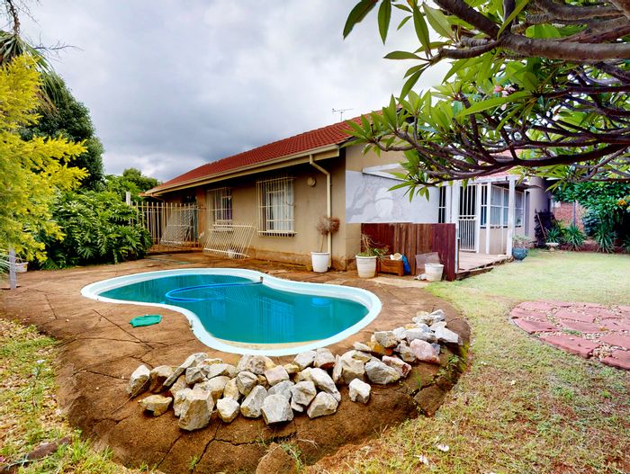5-bedroom house in Theresapark with pool, double garage, and rental potential. For Sale.