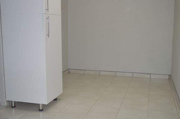 House To Rent in Monument: 1 Bedroom, Open-plan Living, Pre-paid Utilities.