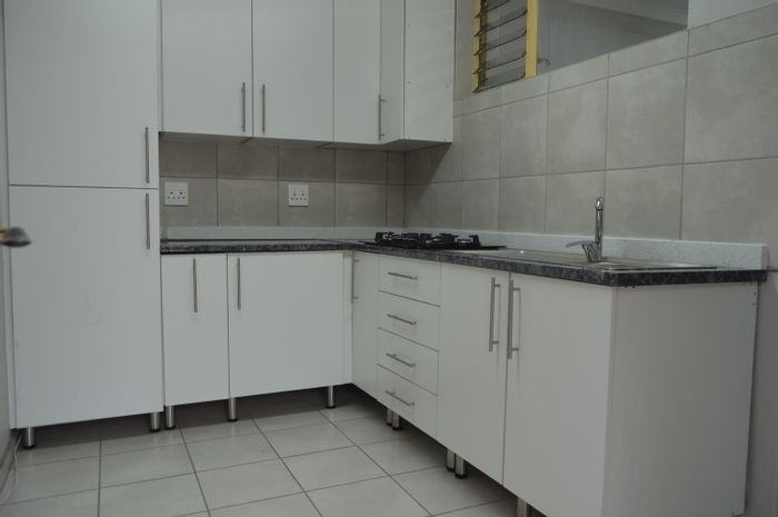 House in Monument To Rent: Open-plan living, 1 bedroom, separate toilet, covered parking.