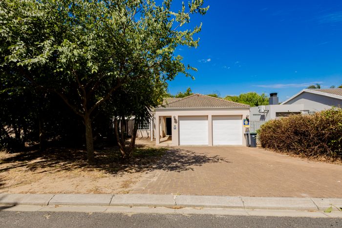 Langeberg Ridge House For Sale: 3 Bedrooms, outdoor braai, security features, water tanks.