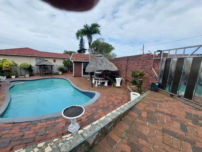 Bluff House For Sale: 3 bedrooms, pool, lapa, and ample parking.