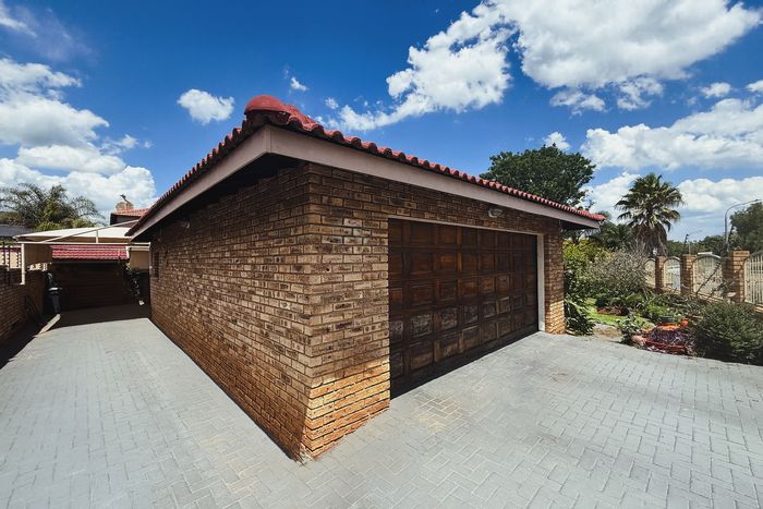 For Sale: House in Cashan with 3 beds, braai area, double garage, and security.