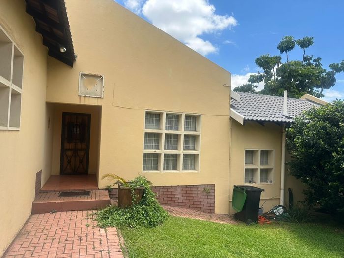 3-Bedroom House in Cashan To Rent with Garden, Secure Parking, and Tiled Floors.