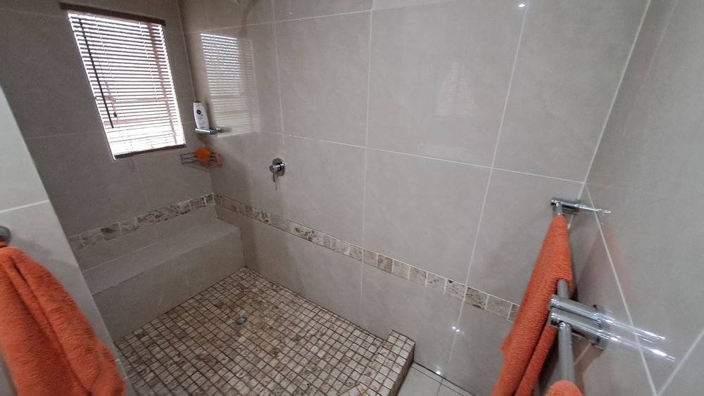 Guest room 1 full ensuite bathroom