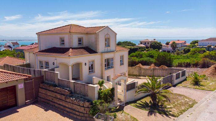 For Sale: Spacious House in St Francis On Sea with sea views and ample parking.
