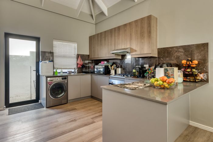 For Sale: House in Aan De Wijnlanden with customizable finishes and community amenities.