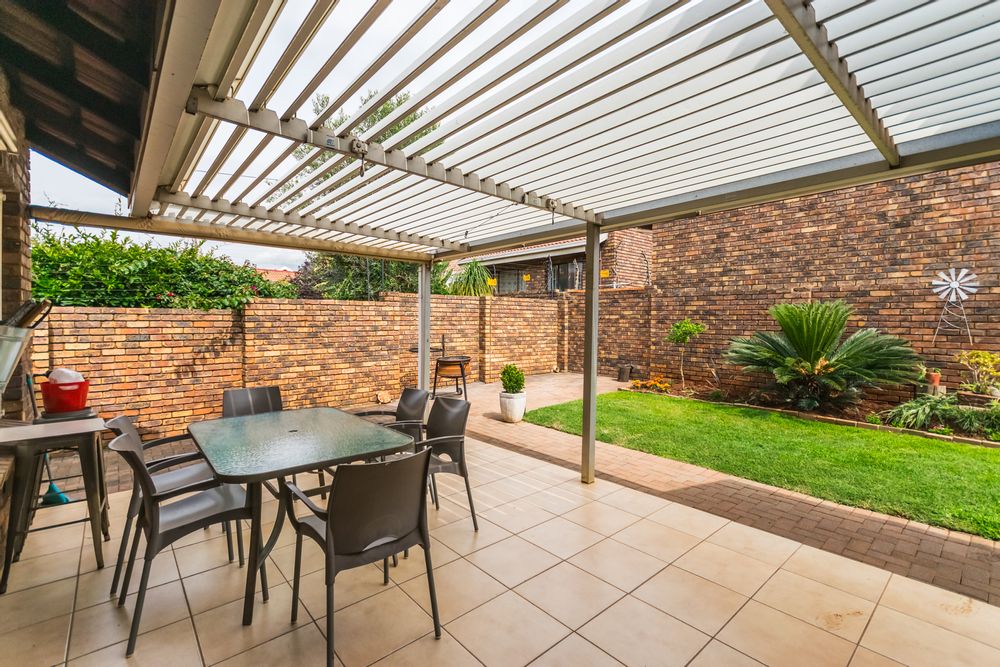 Entertainment Space with Louvre Roof