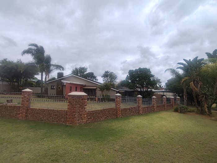 Vanes Estate House For Sale: Pool, lapa, solar system, spacious corner plot.