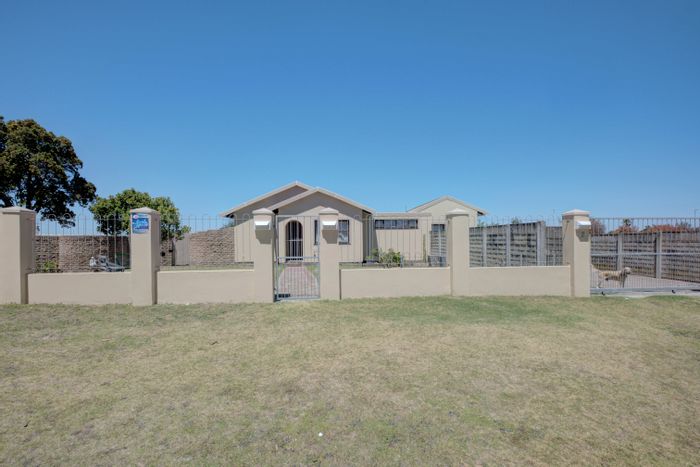 Rowallan Park House For Sale: Pool, flatlet, garden, near Baywest Mall.