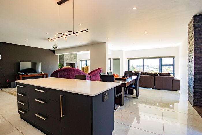 Oude Westhof House For Sale: 4 bedrooms, indoor braai, double garage, stunning views.