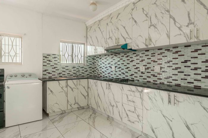 Amanzimtoti Flat To Rent: 2 Bedrooms, prepaid meter, parking, near mall.