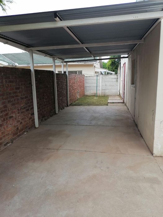 Flat to Rent in Top Town: 3 bedrooms, pet-friendly yard, braai area, carport.