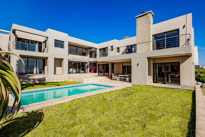 For Sale: House in Baronetcy Estate with 6 bedrooms, wine cellar, pool, views.