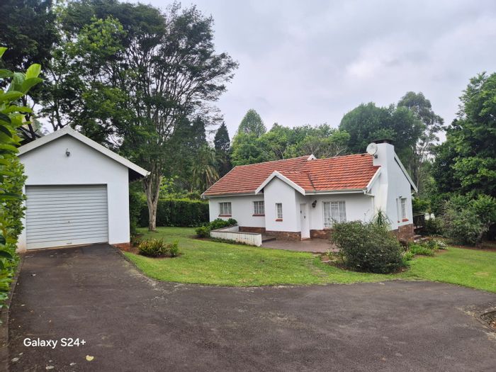 Townhouse To Rent in Hilton Central: 2 Bedrooms, garden, close to schools and shops.