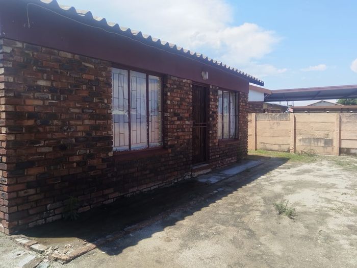 For Sale: 2-bedroom house in Boitekong with pet-friendly garden and security features.