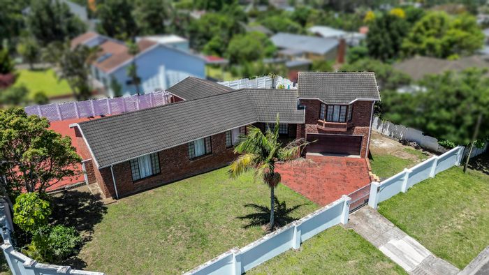 Abbotsford House For Sale: 4 Bedrooms, Pool, Dual Driveway, Expansion Potential.
