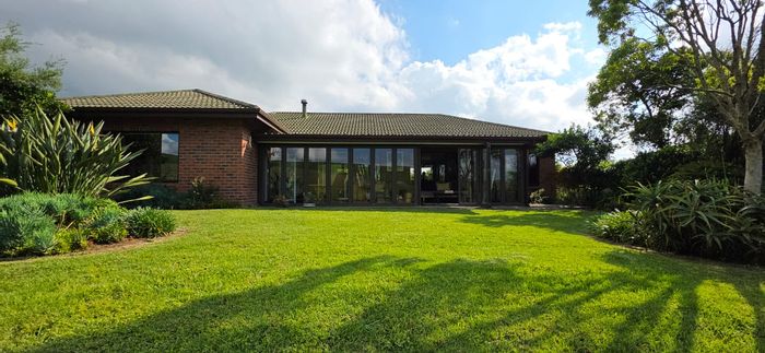 Amber Ridge Townhouse For Sale: En-suite bedrooms, open-plan living, landscaped garden.