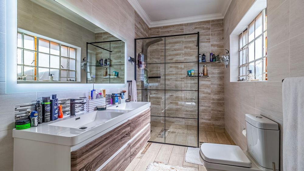 Modern en suite bathroom