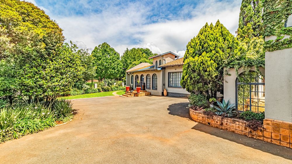 Plenty of visitors parking