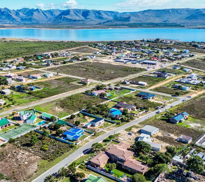 Fisherhaven House For Sale: 3 bedrooms, outdoor space, fibre internet, close to nature.