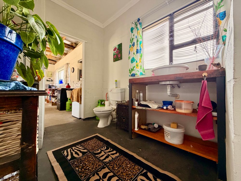 Bathroom with Aluminum Window