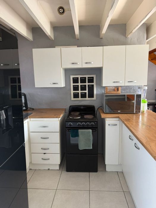 Humewood Apartment To Rent: Open-plan loft, private balcony, secure parking, close to amenities.