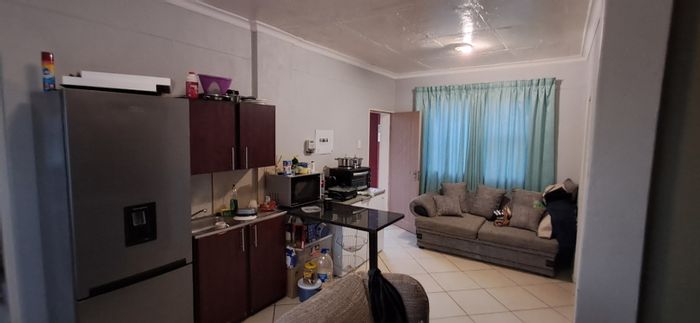 For Sale: Townhouse in Madadeni J with 2 bedrooms, parking, and open-plan layout.
