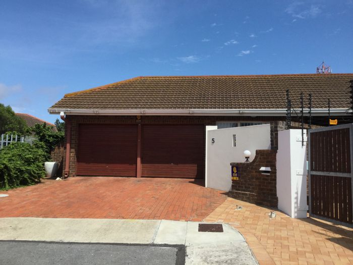 Townhouse To Rent in Summerstrand: 3 bedrooms, study, double garage, pet-friendly.