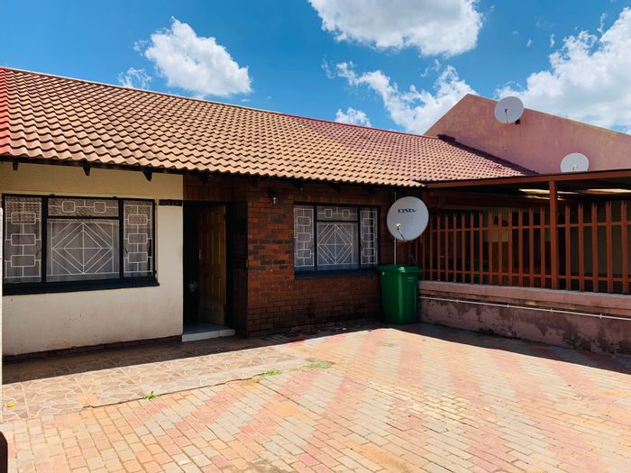 To Rent: 2-Bedroom Flat in Mountain View with Parking and Open Plan Living.