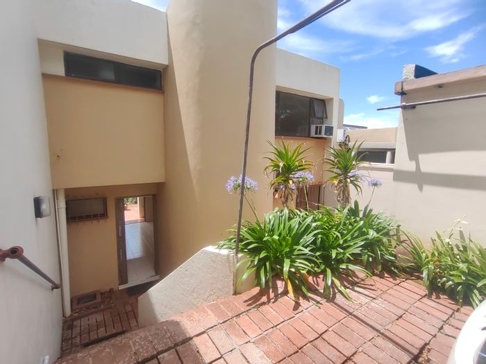 Umgeni Park Townhouse To Rent: 3 beds, balcony, nature views, secure living.