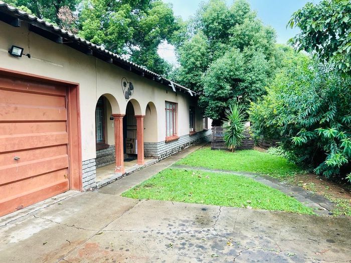 Oos Einde House For Sale: 3 bedrooms, garage, borehole, near amenities.