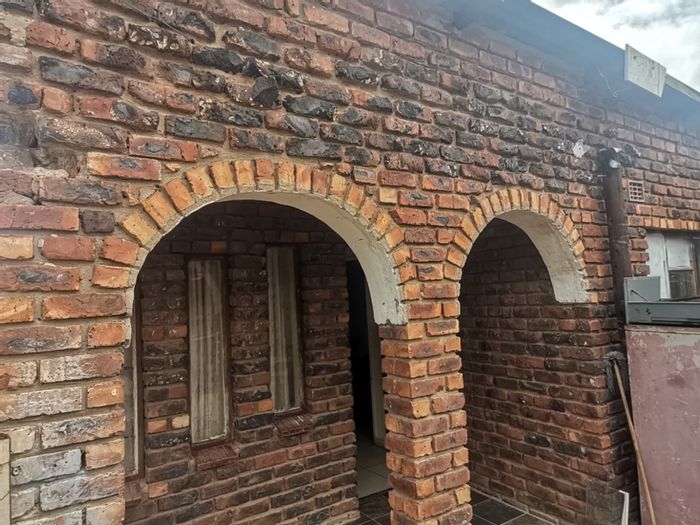 For Sale: House in Lethlabile with spacious yard, close to schools and clinics.