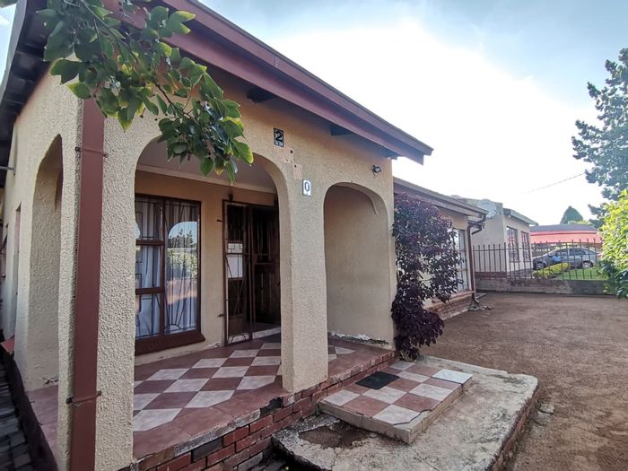 Lethlabile House For Sale: 3 Bedrooms, spacious yard, close to amenities.