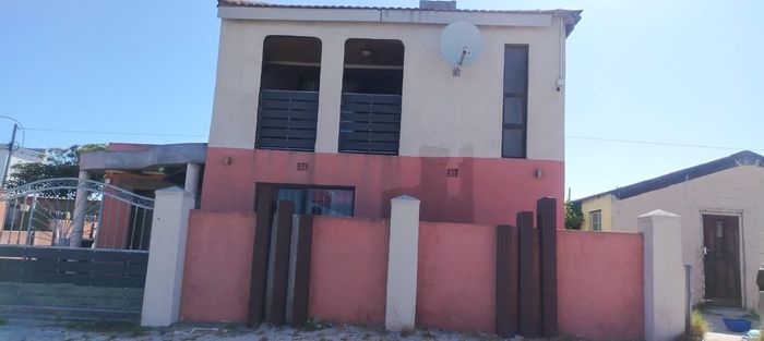 For Sale: Khaya House with 3 bedrooms, parking, and rental potential.